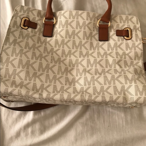 MICHAEL KORS PURSE! - Picture 3 of 8